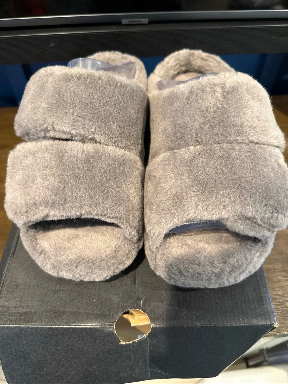 UGG Men's Fluff That Slipper Size: 11 EU: 44 Gray New